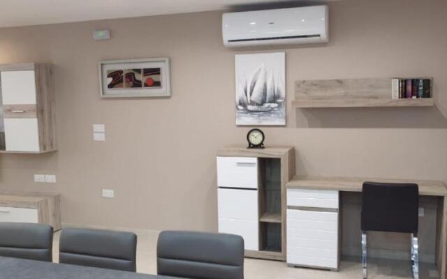 Wileg 4B Luxury Two Bedroom Apartment with Shared Swimming Pool.