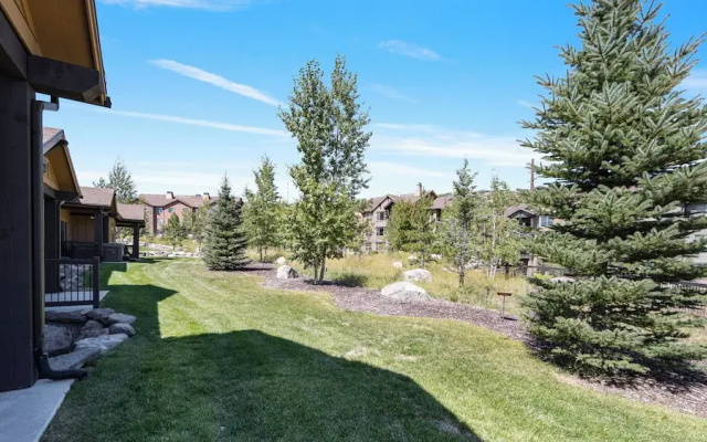 Black Rock Ridge by Luxury Mountain
