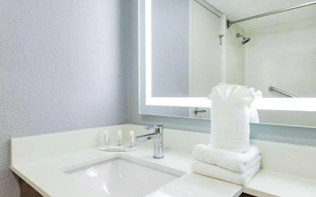 Clarion Hotel & Suites