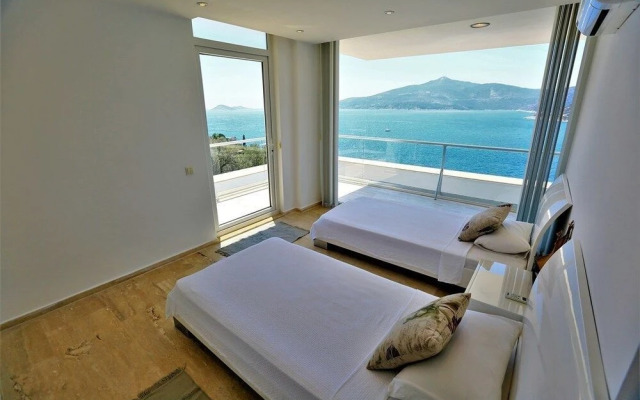 Villa Luminex by Akdenizvillam