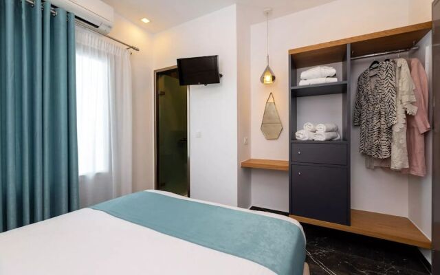 Deluxe Hotel Santorini