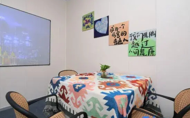 Flowery Cat Youth Hostel