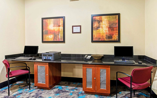 La Quinta Inn & Suites by Wyndham Denver Gateway Park