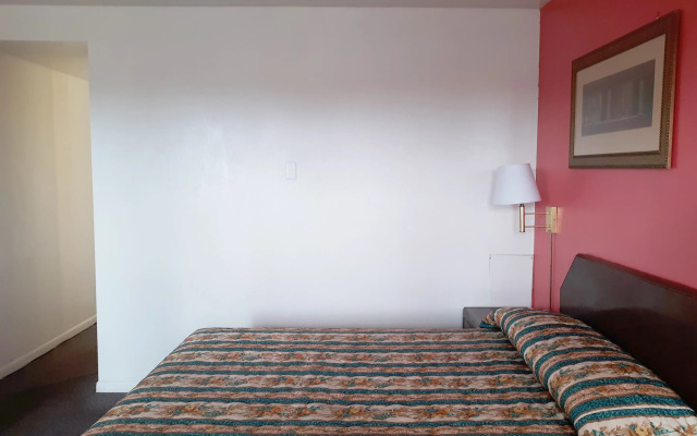 OYO Hotel Kings at Clovis