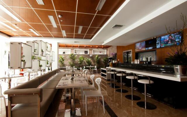 LYZ Business Hotel