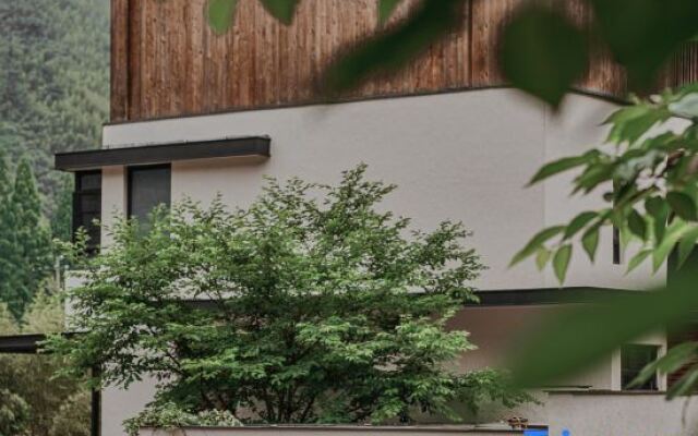 Tingjian Mount Mogan luxury design hostel