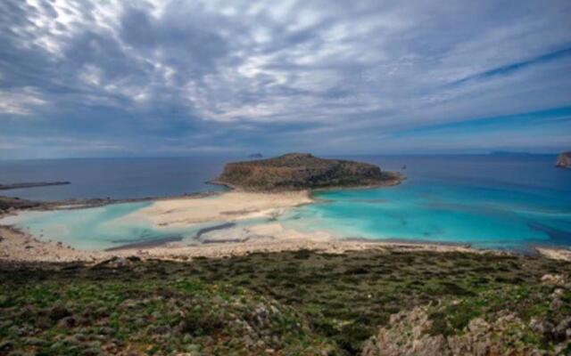 Marble Cool 2-bedroom Down Town Yard House