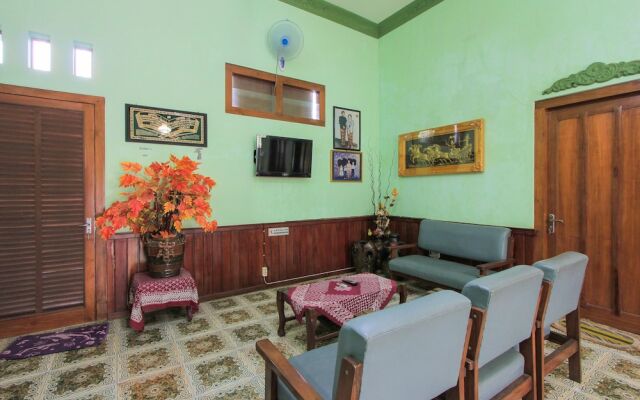 SPOT ON 2490 Griya Kencana Homestay