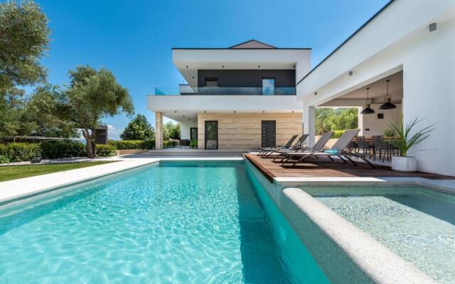 Luxurious Villa Laurea