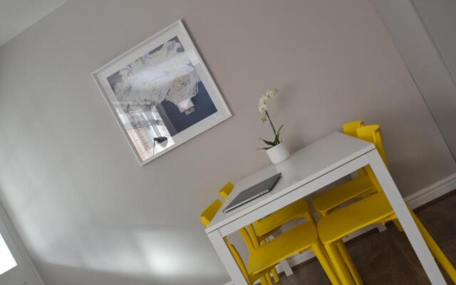 Charming 1 bed riverside apartment