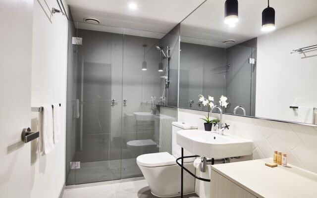 Sleek Arthouse Apartment With Pool Close to City