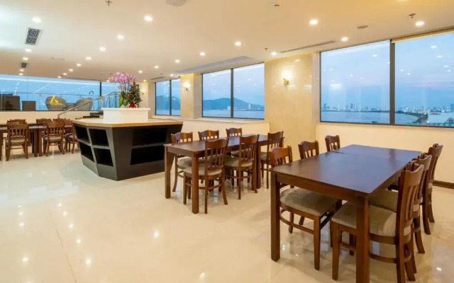 Avenis Hotel