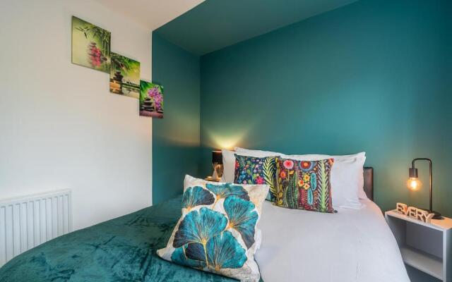 J's FrEsH Newly RefurB 2 Bedroom Garden Parking