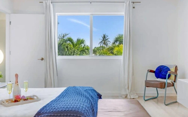 Luxe Lakefront Mansion Waterfront, Pompano Beach