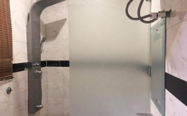 Six Diamond Hotel