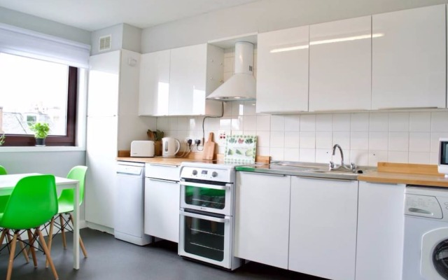 3 Bedroom Flat With Free Parking Sleeps 6