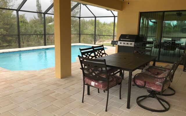 Alisa's Dream Villa on the Canal