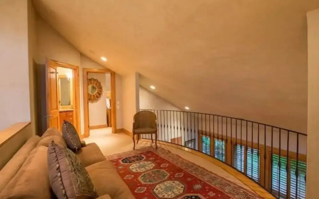 Northwoods Luxury Condo Close to Chairlift by RedAwning