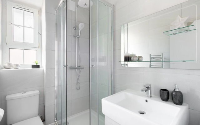 Modern 4-Bedroom Apart near Aldgate East