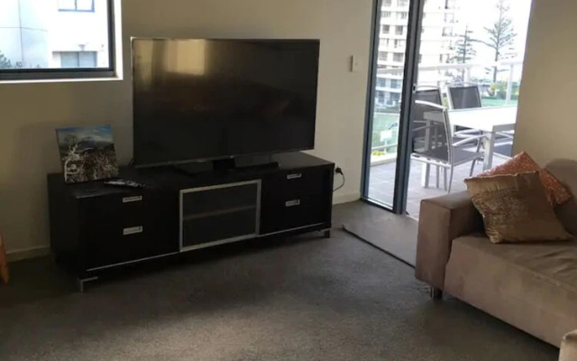 Modern 2 Bedroom Ocean View Apartment In Burleigh Heads