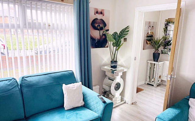 The Serene Stays - 3 Bed Home in Oldham Manchester