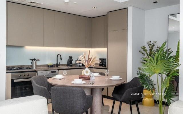 Luxurious 2BR w/ Waterfront and Burj Khalifa View