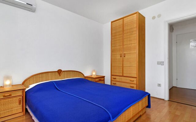 Room Ana - 5 m from beach: R11-24 Cove Pokrivenik, Island Hvar