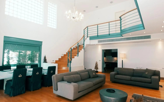 Ultra-Modern Living, Luxe 4BR with Private Outdoor Pool