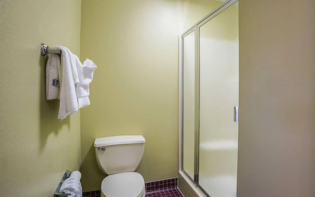 Econo Lodge Inn & Suites