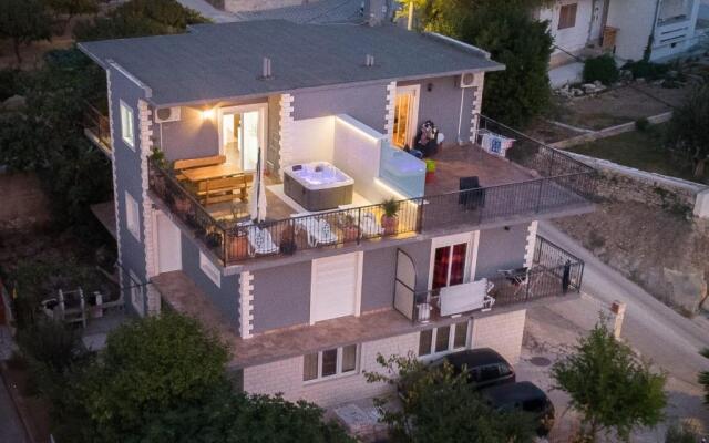 Apartments with a parking space Podstrana, Split - 8616