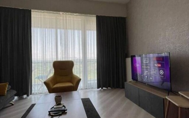 Lovely 1-B Living Apt Terrace Near Mall of Istanbul