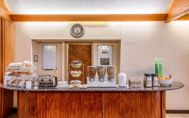 Country Inn & Suites by Radisson, Muskegon, MI