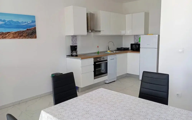 Immaculate 2-bed Apartment in Okrug Gornji