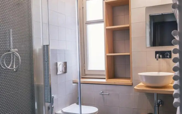 Elide B Tastefully Furnished Apartment Lakefront