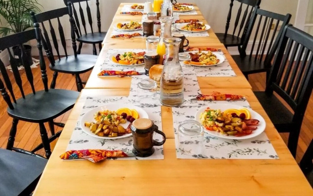 Hill Road Manor Bed & Breakfast