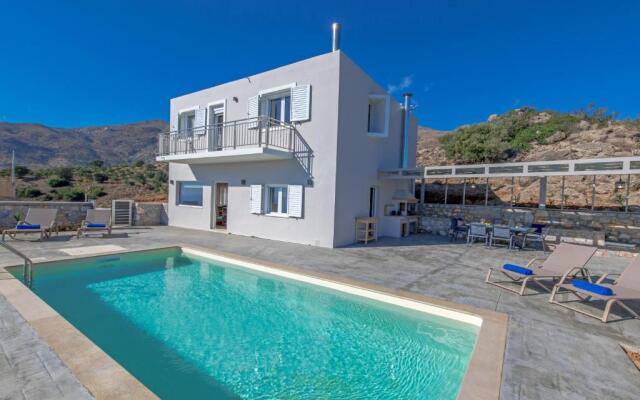 Tranquil sea view villa with private pool, just 2km from the beach!