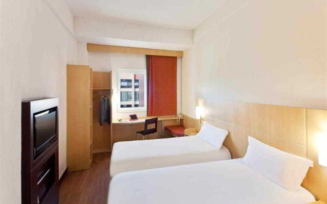 Ibis Ningbo Qianhu