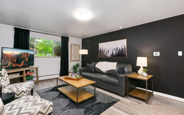 Caviar Suite, Moody Retreat by Old Town Square