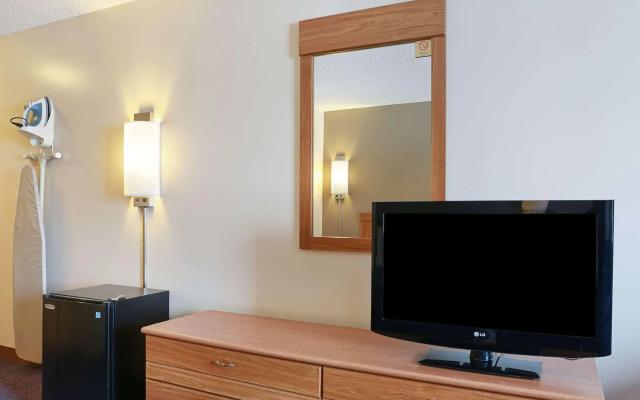 Econo Lodge Darien Lakes