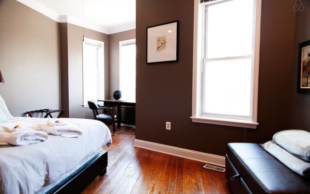 Modernized DC Rowhome in city-center