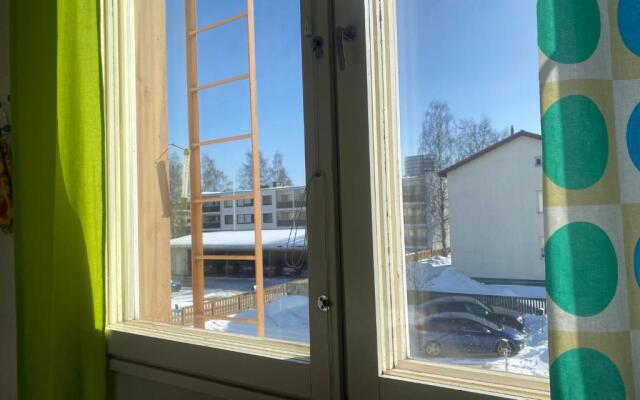 Värikäs puutalokaksio 1-6 hlölle, ilm parkit