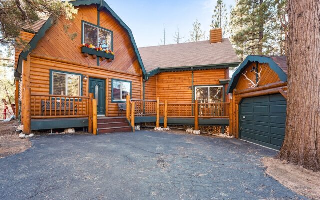 The Hideaway - Enchanting Custom Log-style Home Nestled High In The Pines! Great Room Features! 2 Bedroom Cabin
