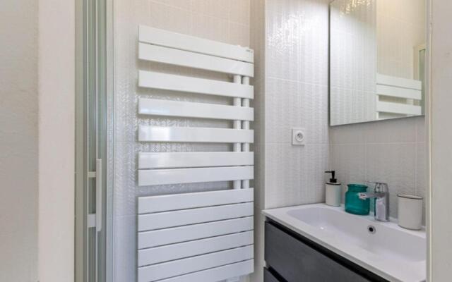 Modern apt with BALCONY at 1mn walk from the BEACH