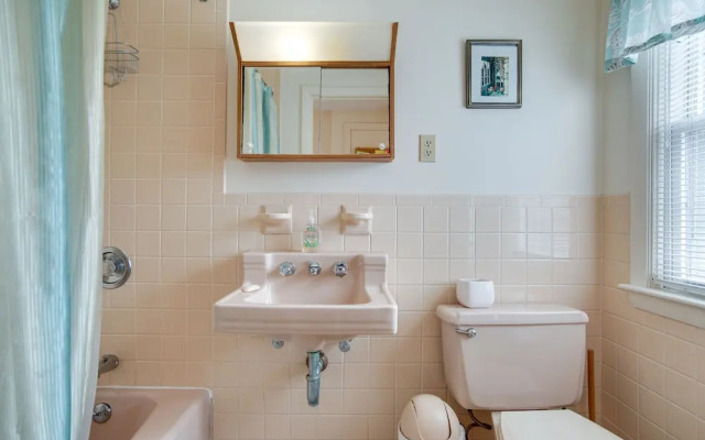 Walk to Beach: Chatham Getaway w/ Sunroom!
