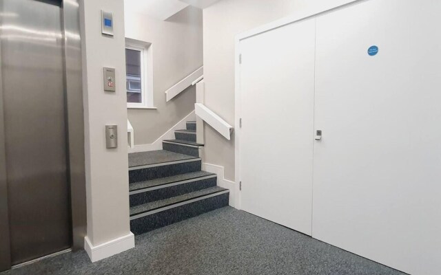 1braptmt W/king BED 4guests Embankmnt Parkg Wifi