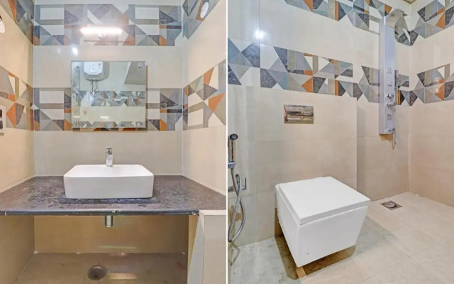 Oyo 703086 Hotel Shri Rooms & Restaurant