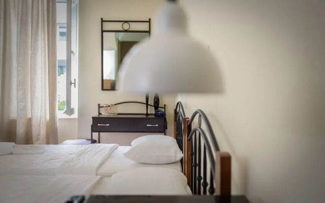 Athinas Street Inn