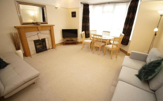 Town Centre Apartment Sleeps 9