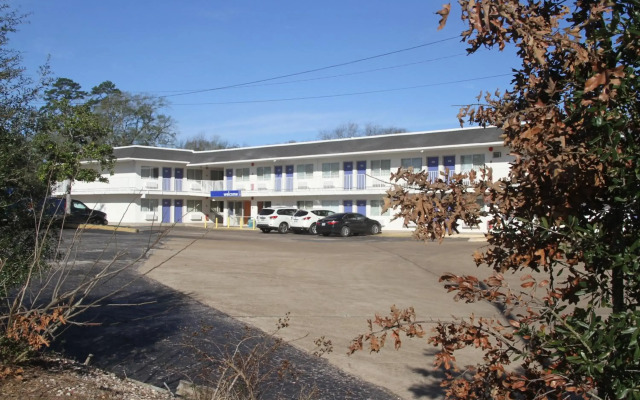Motel 6 Lufkin, TX