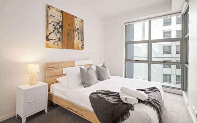 Cozy 2BR Apartment Steps From Darling Harbour – Guest Rooms – Sydney